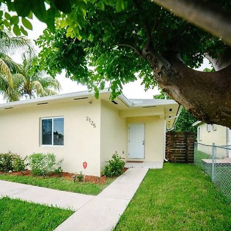 New House On The Block Near Miami Airport. Villa Exteriör bild