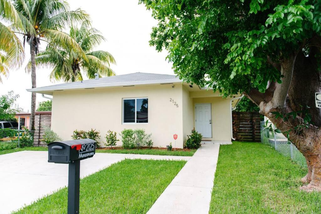 New House On The Block Near Miami Airport. Villa Exteriör bild