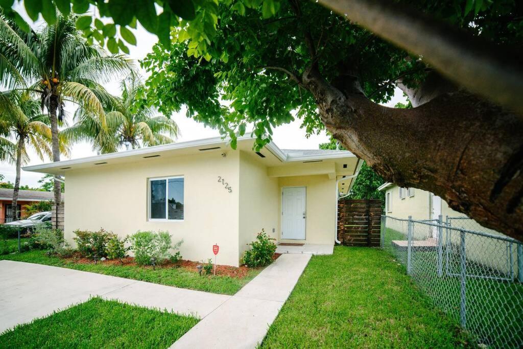 New House On The Block Near Miami Airport. Villa Exteriör bild